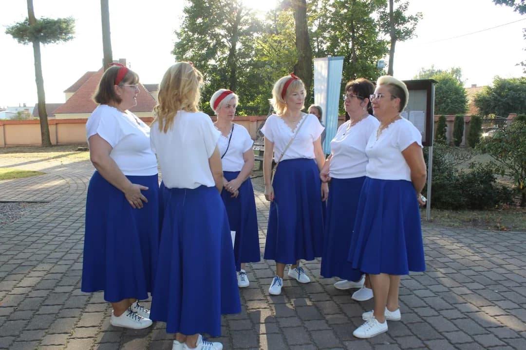Uroczystość Matki Bożej Cieleckiej w parafii św. Małgorzaty w Cielczy z zawierzeniem KGW z gminy Jarocin — zdjęcie 2 z 166