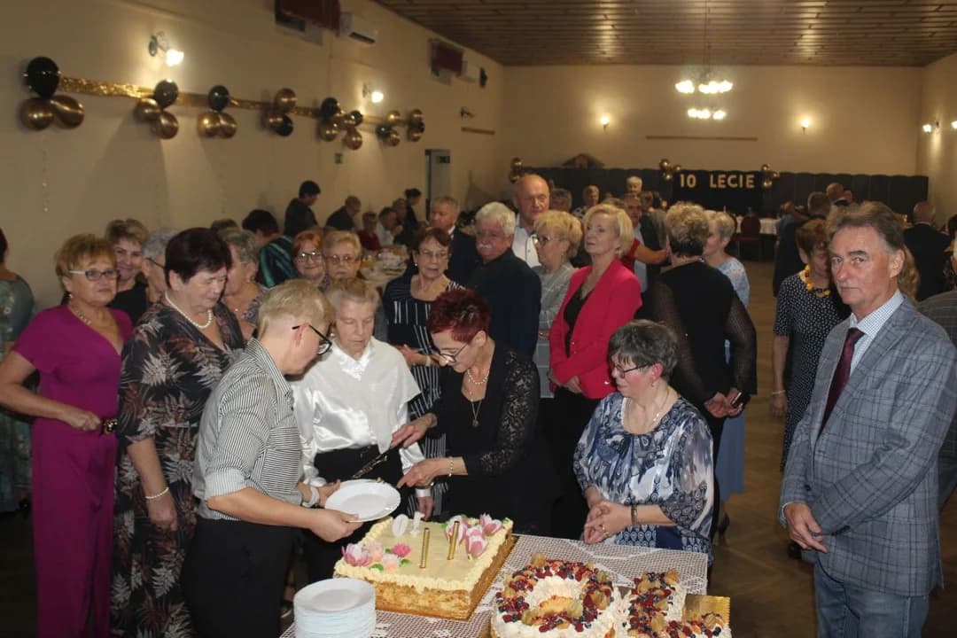 Klub Społeczny "Mieszko" działa w Mieszkowie od 10 lat. Jubileusz świętowano dwoma tortami [ZDJĘCIA]