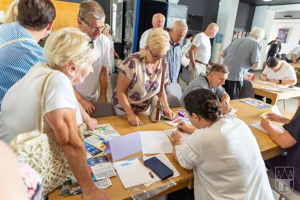 Jarocińscy seniorzy odbierają karty uprawniające do zniżek. Gmina przystąpiła do programu [ZDJĘCIA]