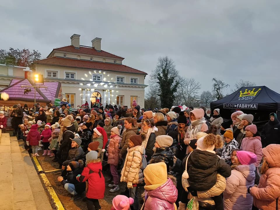 Udane „Mikołajki w Śmiełowie” na przekór brzydkiej pogodzie [ZDJECIA] — zdjęcie 2 z 50