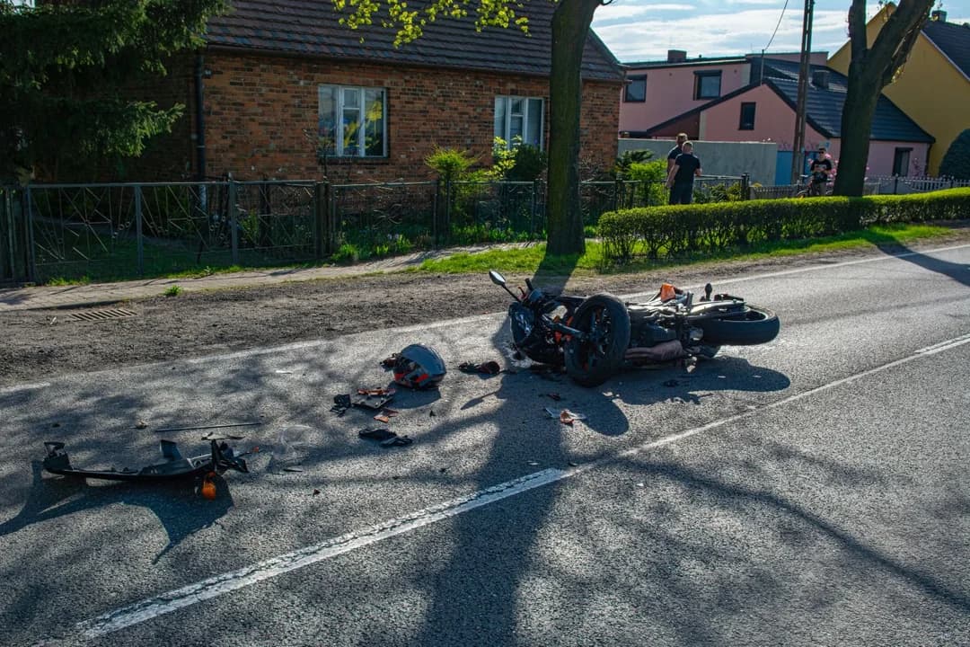 Zderzenie motocyklisty z autem dostawczym na DK 12 w Jaraczewie