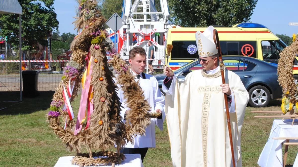 Mszę dziękczynną za plony odprawił biskup Damian Bryl.