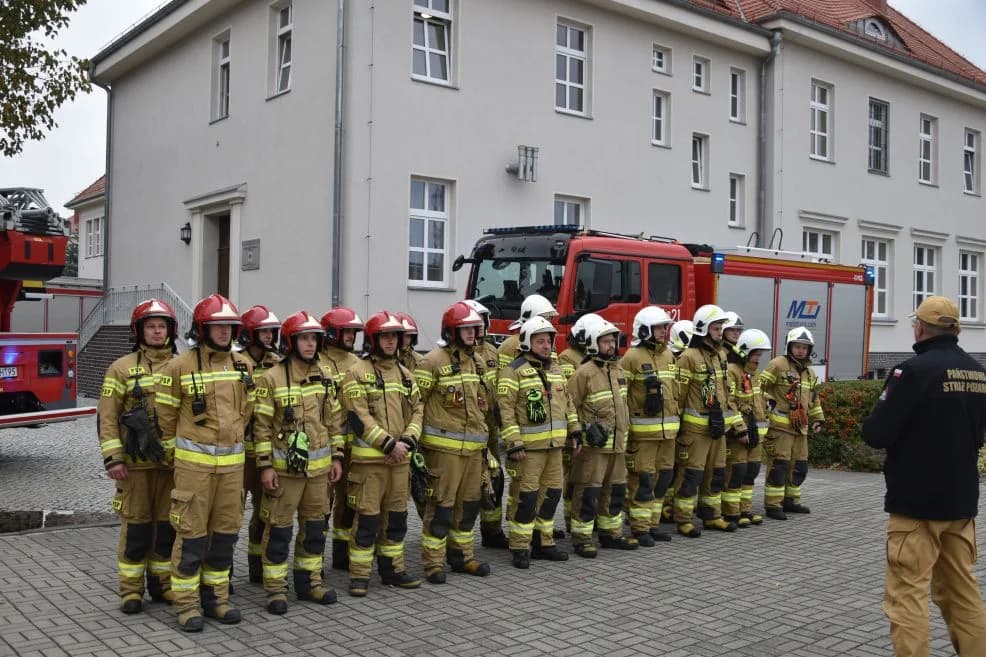 Trzy zastępy strażaków na terenie jarocińskiego batalionu. WAŻNE ćwiczenia — zdjęcie 2 z 6