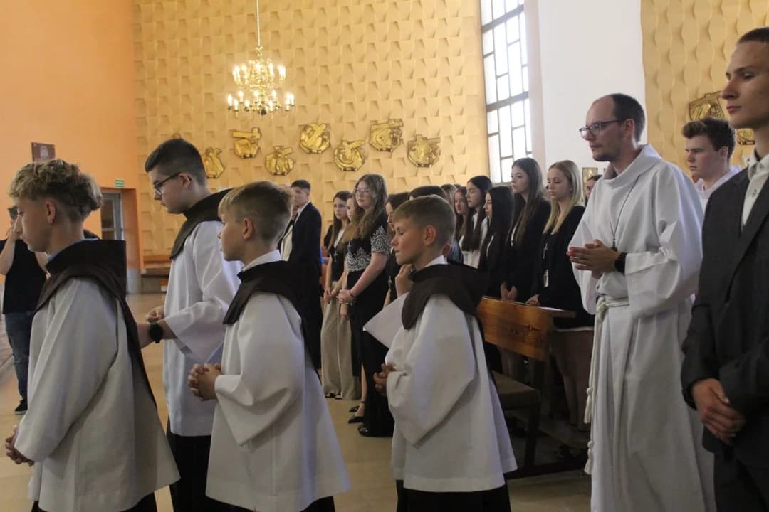 Bierzmowanie na odpuście ku czci św. Antoniego Padewskiego u franciszkanów w Jarocinie [ZDJĘCIA] — zdjęcie 5 z 93