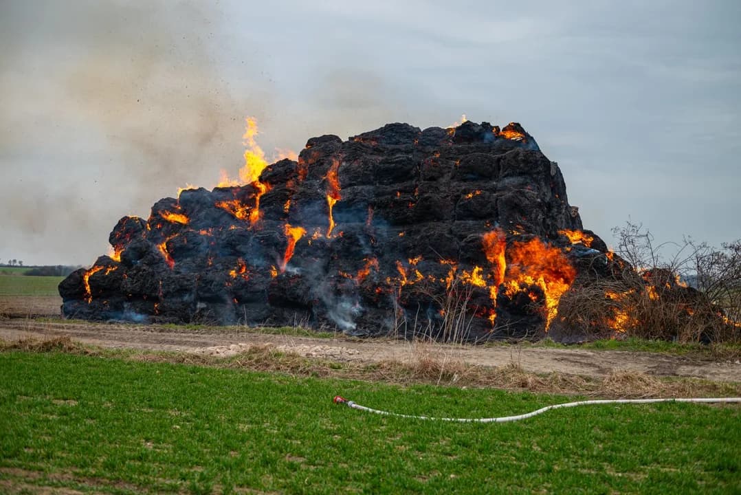Pożar stogu w Potarzycy — zdjęcie 1 z 32