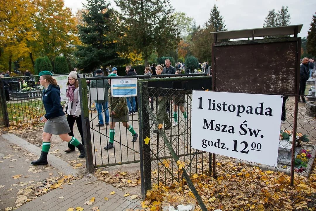 Wszystkich Świętych i Dzień Zaduszny w Jarocinie. O której msze i  nabożeństwa na cmentarzach. Jak dojedziesz na groby? — zdjęcie 6 z 11