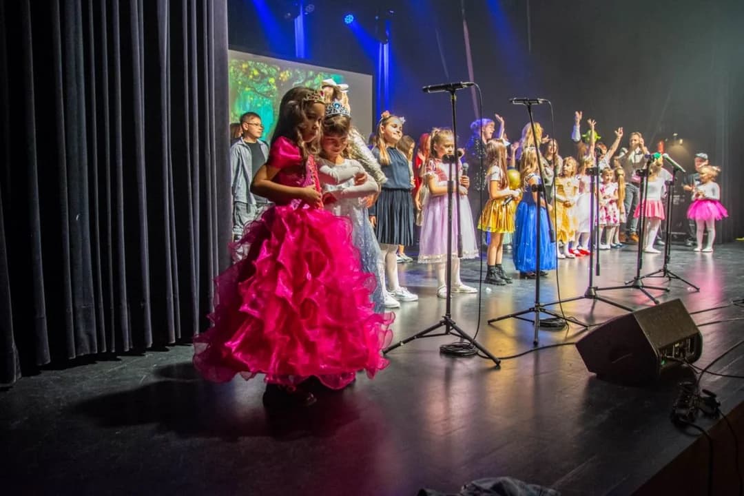 Na scenie JOK Jarocin odbył się musicalowy koncert „Kopciuszek w Krainie Bajek” [ZDJĘCIA]