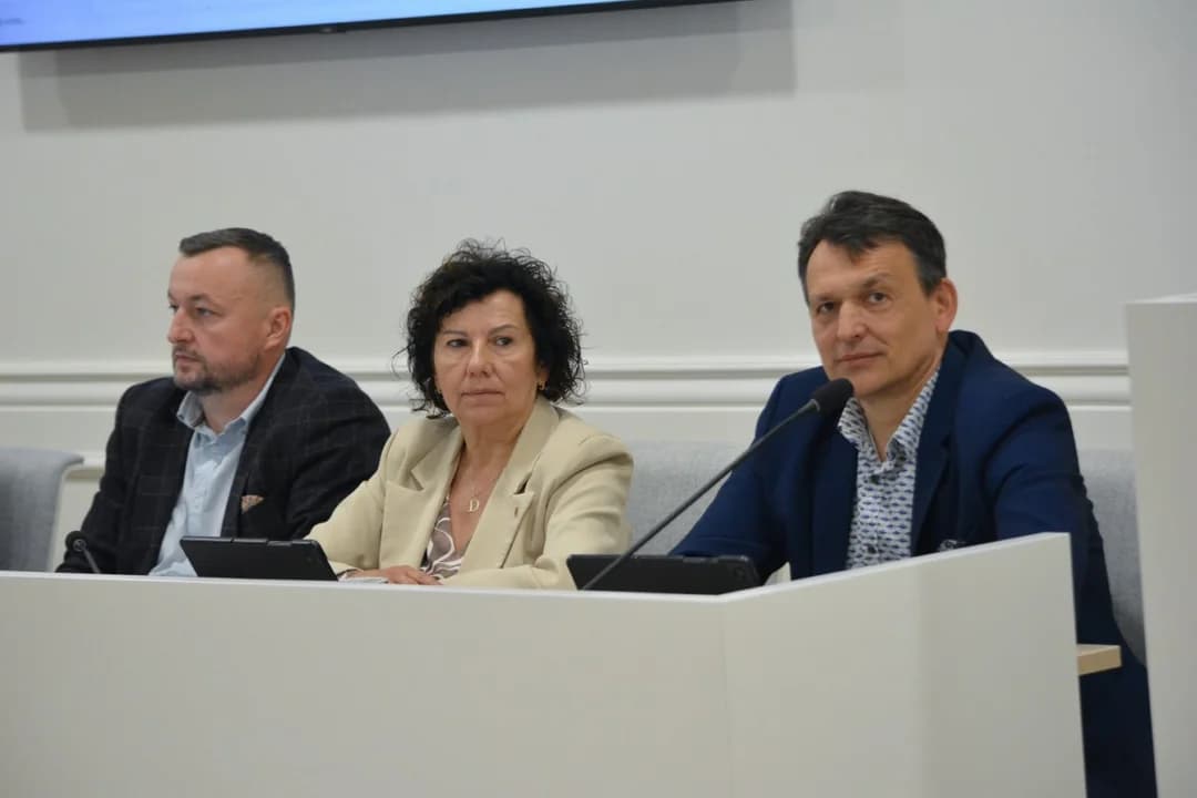 Radni nie mają zaufania do burmistrza, choć finanse oceniają dobrze. Posypały się zarzuty, wspomniano o referendum [ZDJĘCIA]