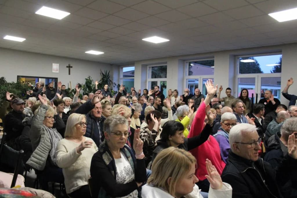 Zebranie w Witaszycach. Wiceburmistrz w ogniu pytań, obawy ludzi i zniszczona petycja [ZDJĘCIA]