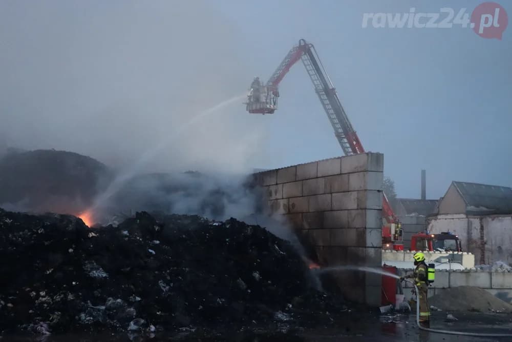 Jarocińscy strażacy gaszą ogromny pożar w jednej z firm w Rawiczu [ZDJĘCIA, FILM] — zdjęcie 6 z 26