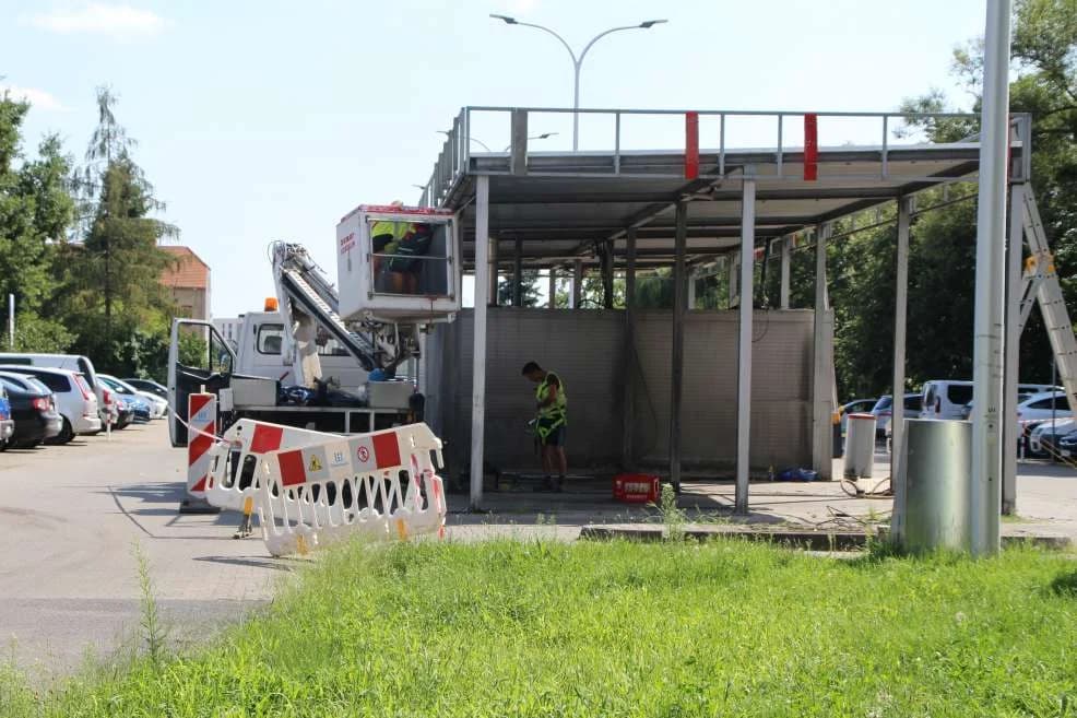 Myjnia samochodowa w centrum Jarocina zdemontowana. Jaki jest plan na to miejsce? [ZDJĘCIA]