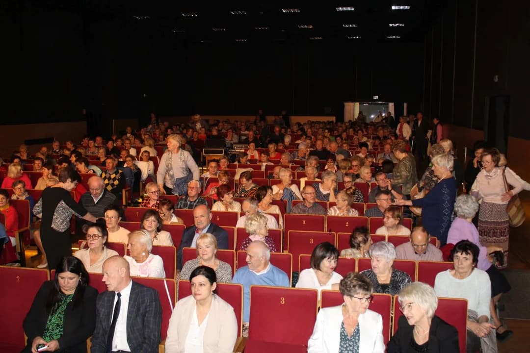 Dzień Seniora w Jarocinie. Publiczności było więcej niż miejsc w JOK-u [ZDJĘCIA] — zdjęcie 6 z 50