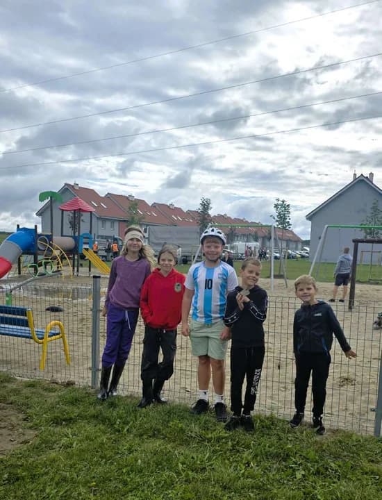 Sadzenie drzew na osiedlu Zatorze w Jarocinie — zdjęcie 3 z 39