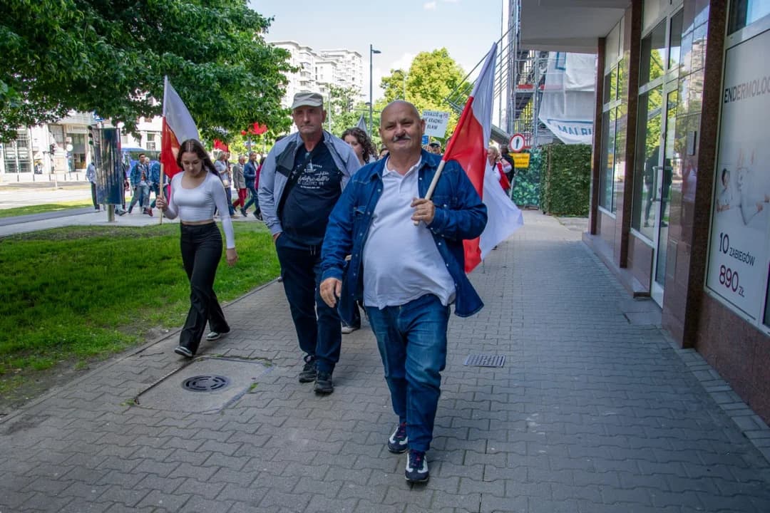 Dwa marsze w niedzielę w Warszawie. Pojechali na nie również jarociniacy [ZDJĘCIA] — zdjęcie 5 z 109