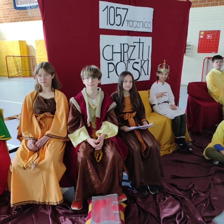 Żywa lekcja historii i konkurs ortograficzny w jarocińskiej "Dwójce"