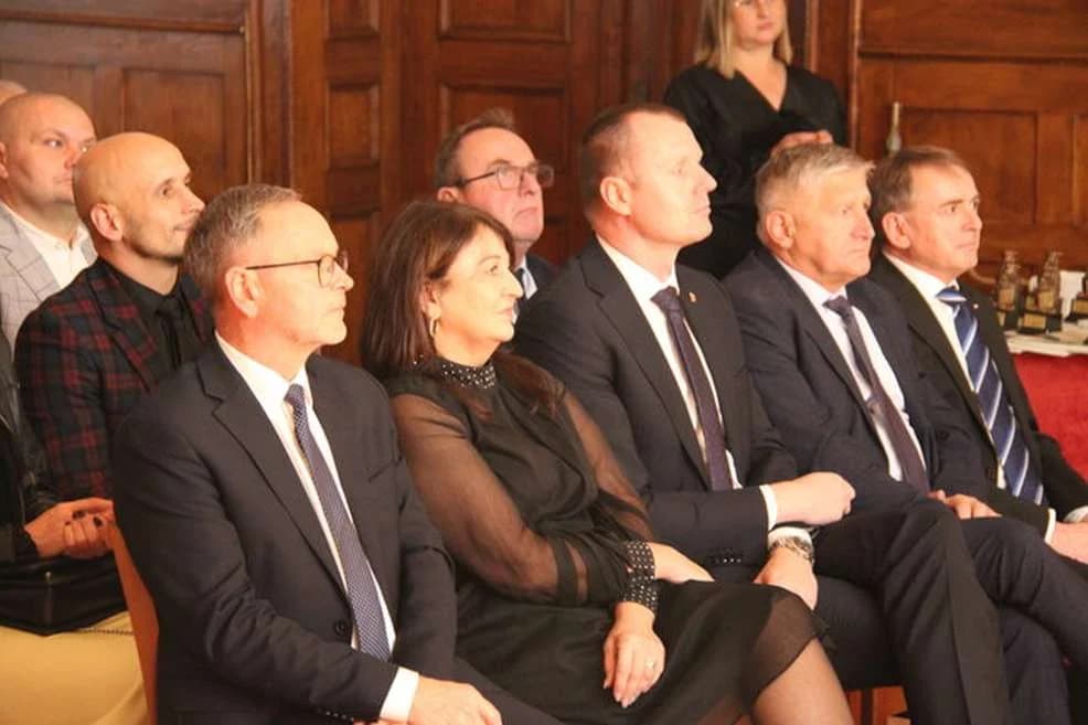 Nagrody dla uczniów jarocińskich szkół powiatowych — zdjęcie 3 z 75
