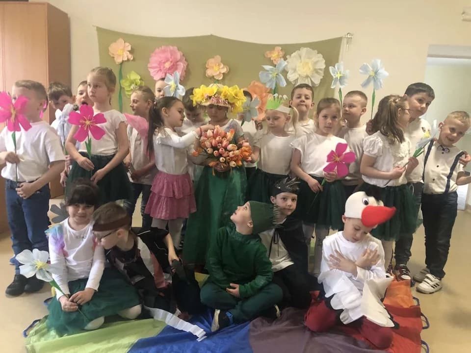 Dzieci z Niepublicznego Przedszkola "Poziomka" w Jarocinie ze świąteczną wizytą w mieszkaniach chronionych [ZDJĘCIA] — zdjęcie 4 z 13