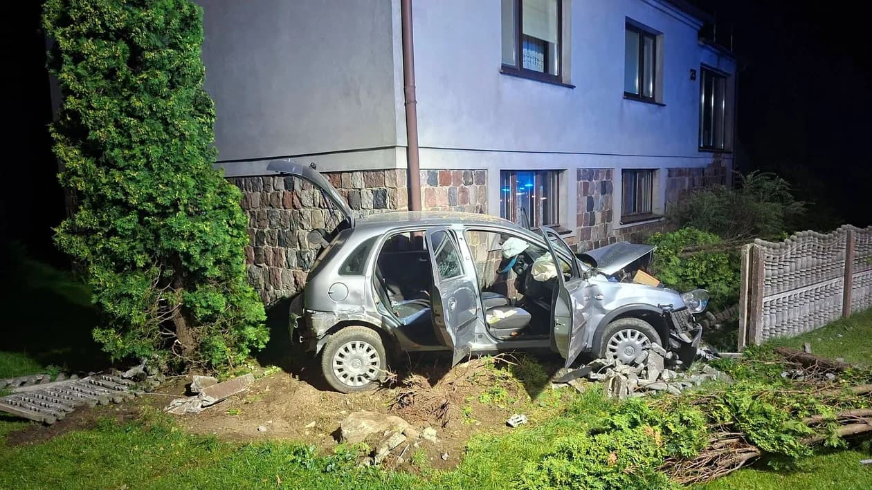 W miejscowości Polskie Olędry samochód osobowy wypadł z drogi, „ściął” rosnące przy posesji drzewka i uderzył w ogrodzenie
