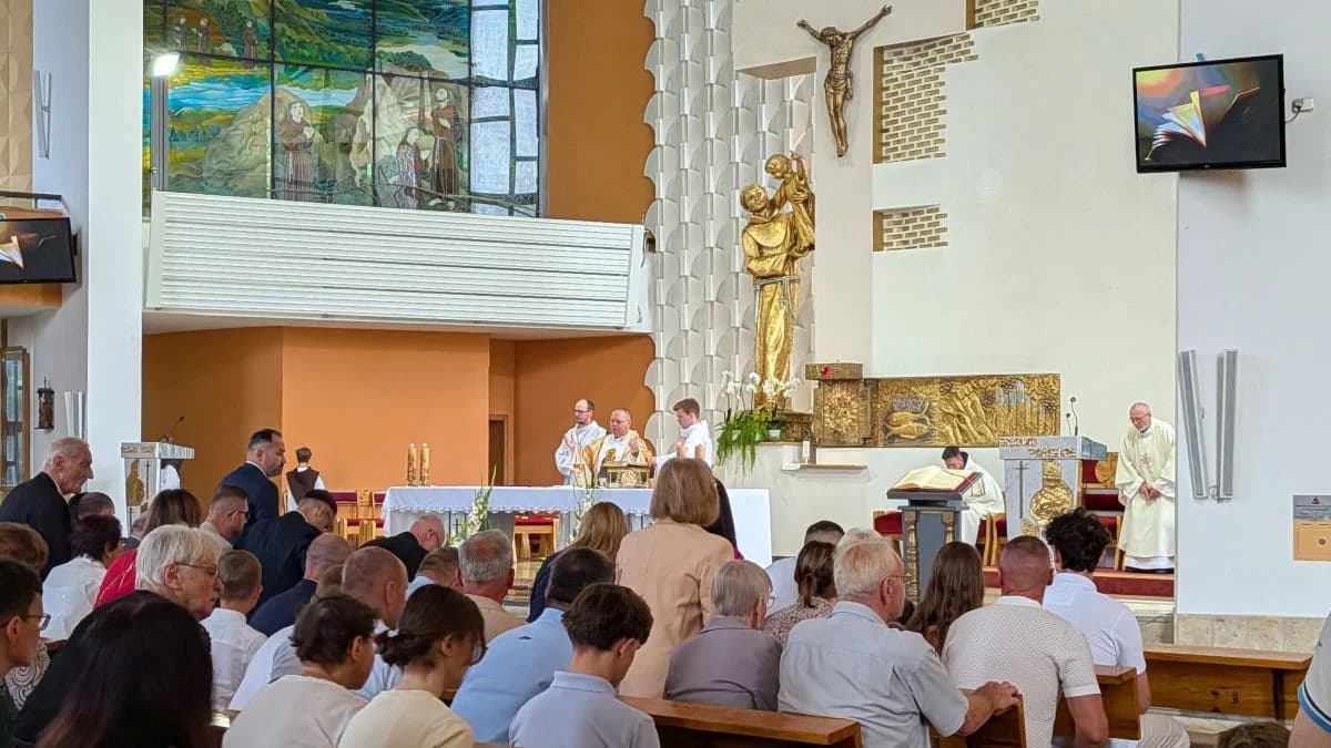Jarocin pamięta o Wołyniu. Nowa tablica u Franciszkanów hołdem dla niemal 100 tys. pomordowanych Polaków [ZDJĘCIA, WIDEO] — zdjęcie 2 z 24