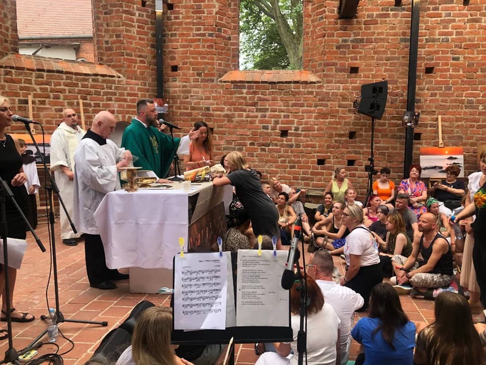 Msza św. w ruinach kościoła św. Ducha w Jarocinie podczas Jarocin Festiwalu 2023 — zdjęcie 2 z 60