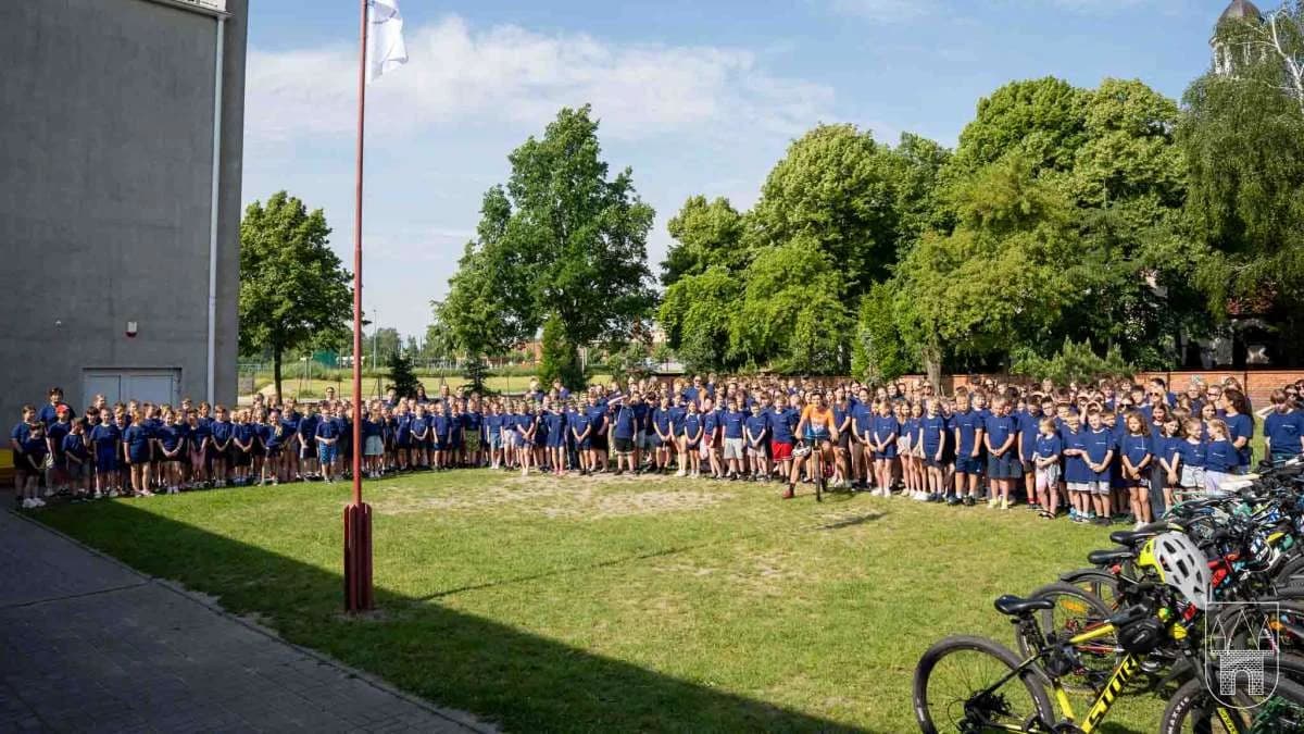 Wspólne zdjecie uczniów witaszyckiej podstawówki z Maciejem Paterskim.