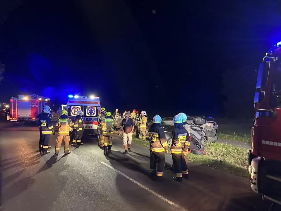 Dwa pojazdy zderzyły się na drodze Jarocin – Żerków — zdjęcie 3 z 10