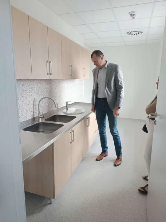 Postęp prac doglądał ostatnio zarząd powiatu ze starostą Mariuszem Stoleckim, jego zastępczynią Katarzyną Szymkowiak i etatowym członkiem Janem Szczerbaniem, który odpowiada za szpital.