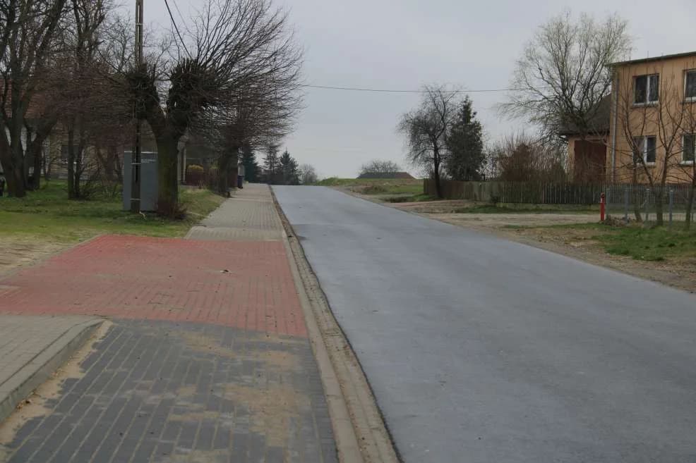 Zakończyła się przebudowa drogi powiatowej Żerków - Bieździadów [ZDJĘCIA]