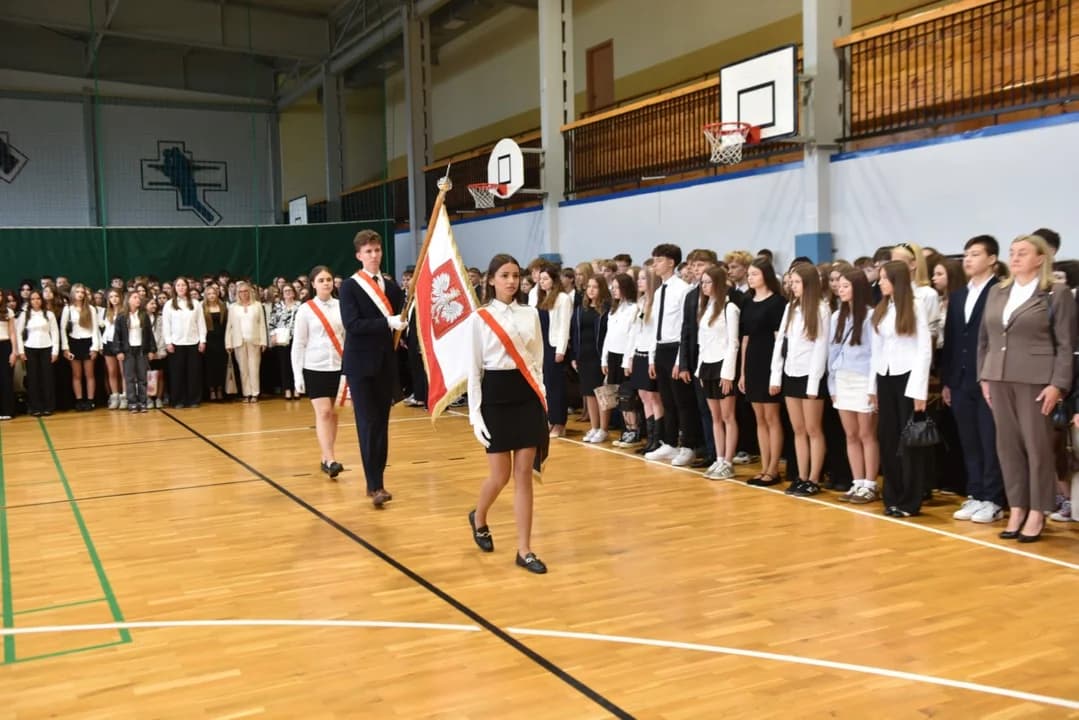 We wtorek, 1 września, w szkołach na terenie powiatu jarocińskiego uroczyście zainaugurowano nowy rok szkolny. Apele zgromadziły uczniów, pedagogów, dyrekcje placówek, rodziców oraz przedstawicieli władz samorządowych i nie tylko.
