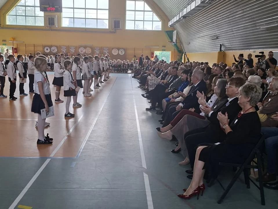 „Czwórka” świętowała 80 lat!  Wzruszające obchody jubileuszu Szkoły Podstawowej nr 4 w Jarocinie [ZOBACZ ZDJĘCIA] — zdjęcie 5 z 151