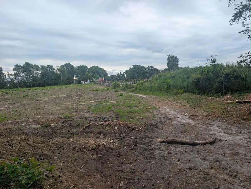 Zainteresowanie mieszkańców Jarocina wzbudziły prace prowadzone w sąsiedztwie cmentarza.