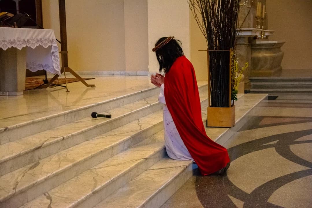 Tłumy podążały za Jezusem jarocińską Drogą Krzyżową [ZDJĘCIA] — zdjęcie 6 z 55