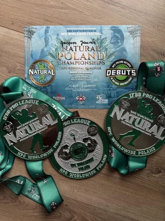 Z mistrzostw Polski w kulturystyce naturalnej wrócił z trzema srebrnymi medalami — zdjęcie 2 z 15