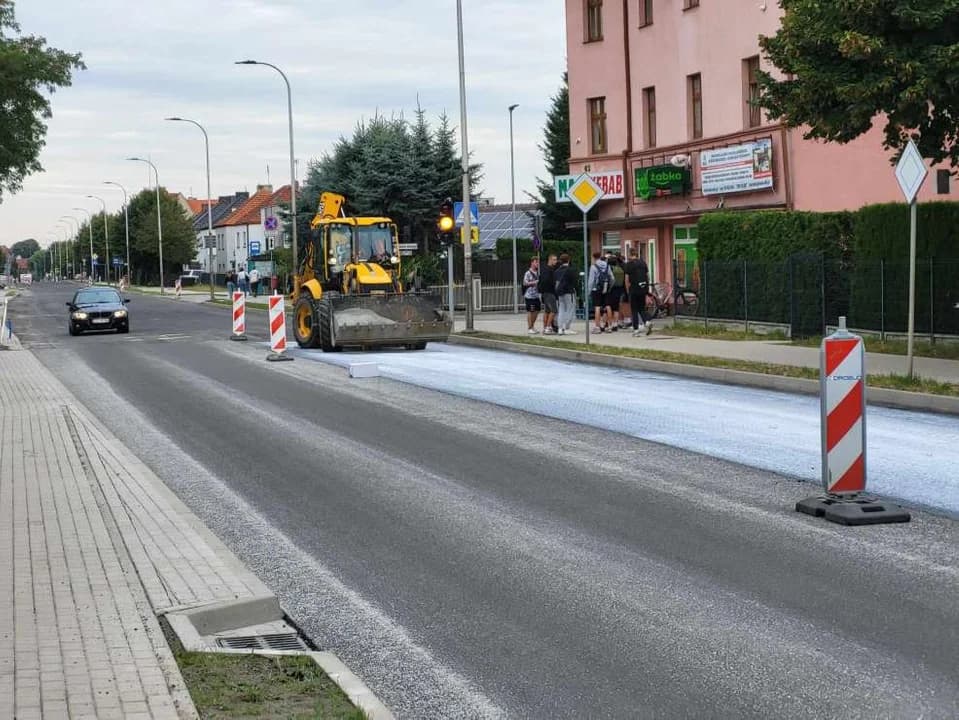 Duże utrudnienia w Jarocinie w związku z remontem ulicy Wojska Polskiego. Jak długo potrwają? [ZDJĘCIA]