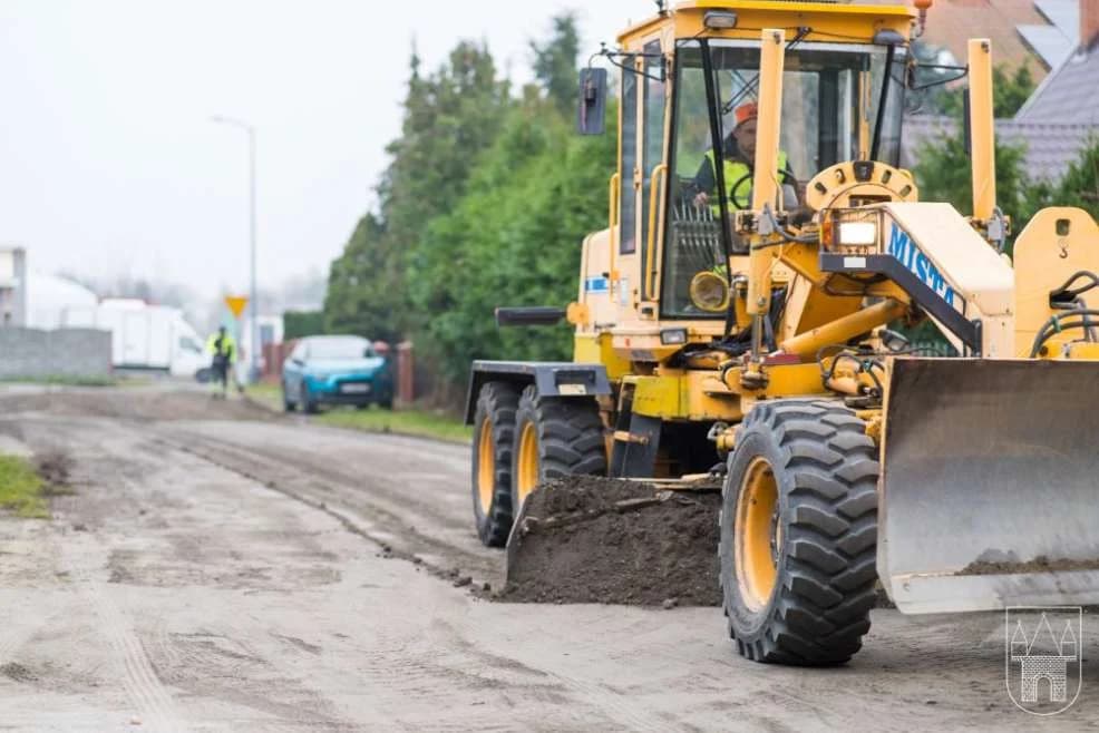 Drogowcy zajęli się remontem dróg gruntowych na terenie gminy Jarocin. Które odcinki zostaną zrobione? [ZDJECIA]