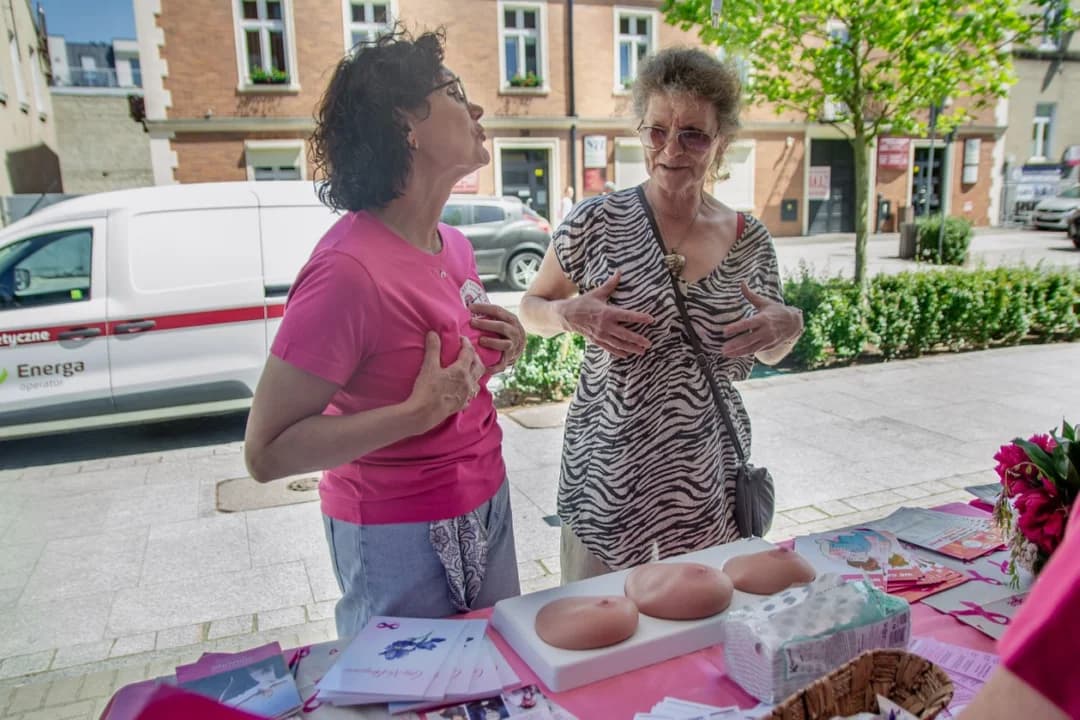 Piersi bez tabu - czyli uliczna akcja jarocińskich Amazonek. Było o raku i o tym, jak się przed nim uchronić [ZDJĘCIA] — zdjęcie 4 z 21