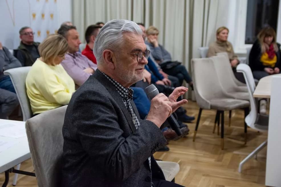 O ruchu aut na rynku w Jarocinie dyskutowano na spotkaniu w ratuszu. Jakie będą skutki tej dyskusji? [ZDJĘCIA, SONDA]