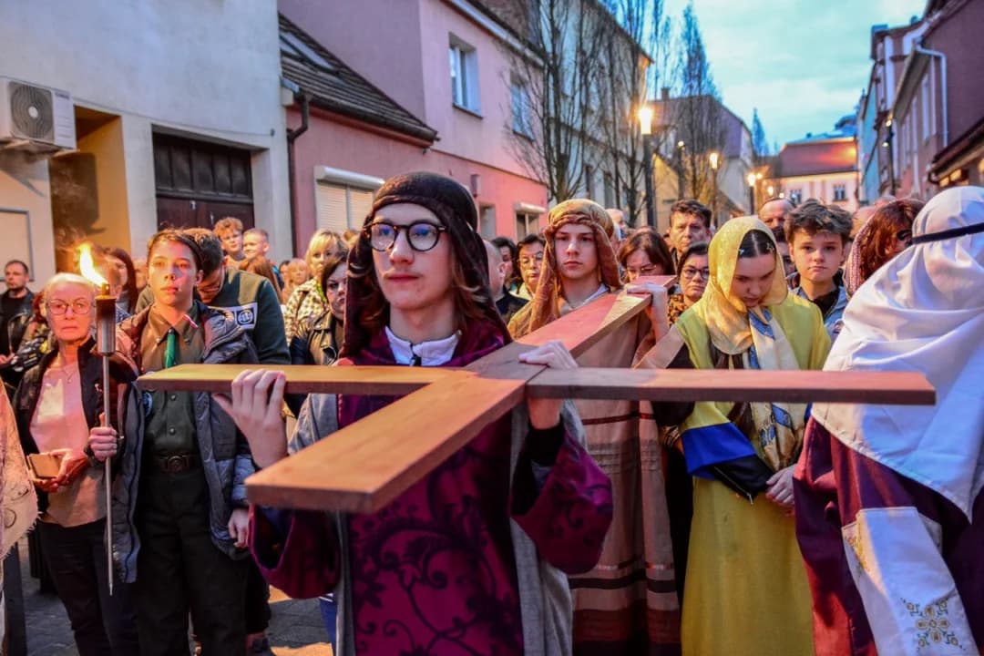 Droga Krzyżowa na ulicach Jarocina. Z udziałem kandydatów do bierzmowania [ZDJĘCIA]