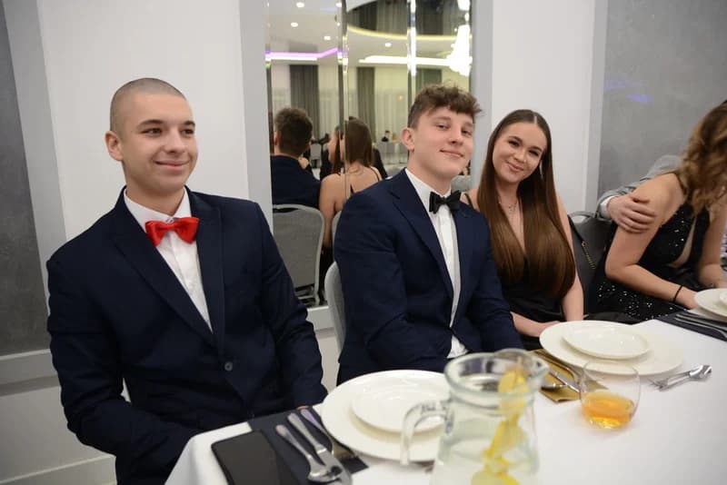 Studniówki 2024. Maturzyści z Zespołu Szkół Ponadpodstawowych nr 2 w Jarocinie balują w Mchach — zdjęcie 4 z 162