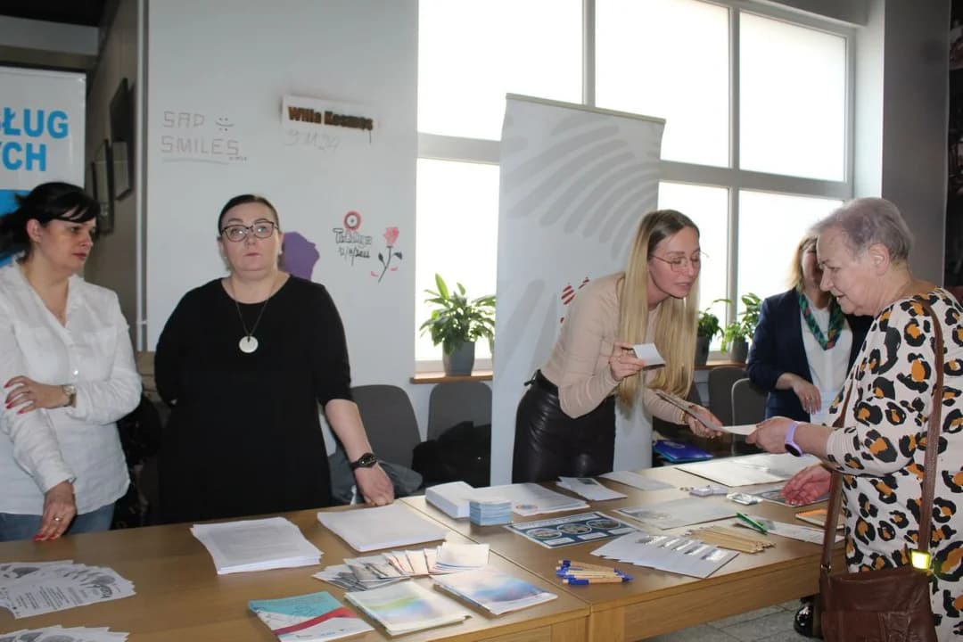 Co może zrobić senior, aby zadbać o swoje bezpieczeństwo? Odpowiedź można było uzyskać w Jarocinie [ZDJĘCIA] — zdjęcie 4 z 32