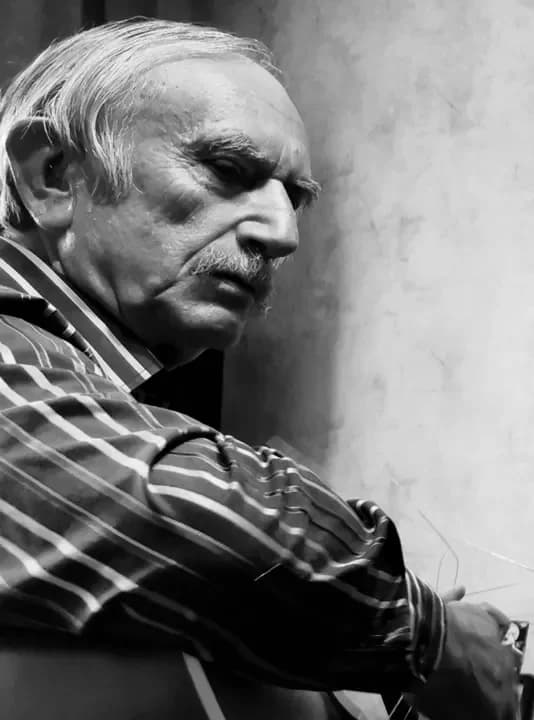 Muzyk, współzałożyciel legendarnego jarocińskiego zespołu “Kwiaty”. W lipcu 2025 obchodziłby 77. urodziny. Należał do ekipy klubu „Olimp”, która w 1970 roku zorganizowała po raz pierwszy Wielkopolskie Rytmy Młodych. To ta impreza dała podwaliny pod słynny rockowy festiwal w Jarocinie. Po śmierci Włodzimierza Jankowskiego, w mediach społecznościowych pojawiło się wiele wpisów. Robert Kaźmierczak, sekretarz gminy Jarocin przytoczył między innymi informacje uzyskane od Zbigniewa Schaedla, lidera “Kwiatów”, który opowiadał: - Włodek z bratem Zbyszkiem odwiedzili w 1967 roku Zbyszka Schaedla i zaproponowali założenie zespołu. Mieli już nazwę, pierwszy tekst autorstwa Zbigniewa Jankowskiego i muzykę napisaną przez Włodzimierza Jankowskiego. Utwór nazywał się „Kwiaty na śniegu” i powstał w mieszkaniu przy ulicy Tadeusza Kościuszki 22. Tam bracia Jankowscy tworzyli. Rolą Zbyszka Schaedla było wykonanie aranżacji”. Tą piosenką zespół zaczynał każdy swój koncert. Swojego starszego kolegę z zespołu „Kwiaty” pożegnał również pochodzący z Jarocina Lech Krychowski. Na swoim profilu facebookowym napisał, że Włodzimierz Jankowski używał pseudonimu artystycznego „Lotar”. Znajdował się na ręcznie pisanych plakatach zapraszających na „fajfy” do bursy gimnazjalnej, gdzie grali z zespołem „Kumotry”. Później, gdy na początku lat siedemdziesiątych razem z Marianem Szymenderą tworzyli zespół „Co kto lubi”, zaprosili do współpracy Zbigniewa Jankowskiego. "Zakupiliśmy w Wolsztynie dobrą jak na tamte czasy aparaturę nagłaśniającą. Brakowało nam kamery pogłosowej, o czym wówczas amatorskie zespoły mogły sobie tylko pomarzyć. Zbyszek Jankowski przyprowadził na próbę zespołu brata Włodka, który był świetnym elektronikiem i po krótkiej rozmowie Włodziu oświadczył, że własnoręcznie zrobi nam potrzebną kamerę. Potrzebował do tego magnetofonu ZK 240. Kupiliśmy taki magnetofon i po kilku tygodniach mieliśmy urządzenie, które posiadało sterowany efekt echa. Włodek osobiście podpiął urządzenie do wzmacniacza i je uruchomił. Efekt rewelacyjny! W tamtych latach mogliśmy szpanować, występując na wielu scenach w kraju i za granicą. W czasach, gdy kierowałem biurem organizacyjnym Wielkopolskich Rytmów Młodych, Włodek bezinteresownie służył fachową pomocą w awaryjnych sytuacjach sprzętu elektronicznego zespołów uczestniczących w imprezie. Żegnaj Włodku, dobry kolego, świetny muzyku i elektroniku” - napisał Lech Krychowski. Pogrzeb Włodzimierza Jankowskiego odbył się na cmentarzu komunalnym w Jarocinie. W tym dniu po 50 latach wykonany został odnaleziony - dzięki determinacji Roberta Kaźmierczaka, Zbigniewa Schadela i Adama Martuzalskiego - utwór „Kwiaty na śniegu”. Nagrał go wnuk zmarłego Eryk, który w czasie pogrzebu z głęboką wdzięcznością podziękował dziadkowi za pasję do muzyki, którą od niego odziedziczył.