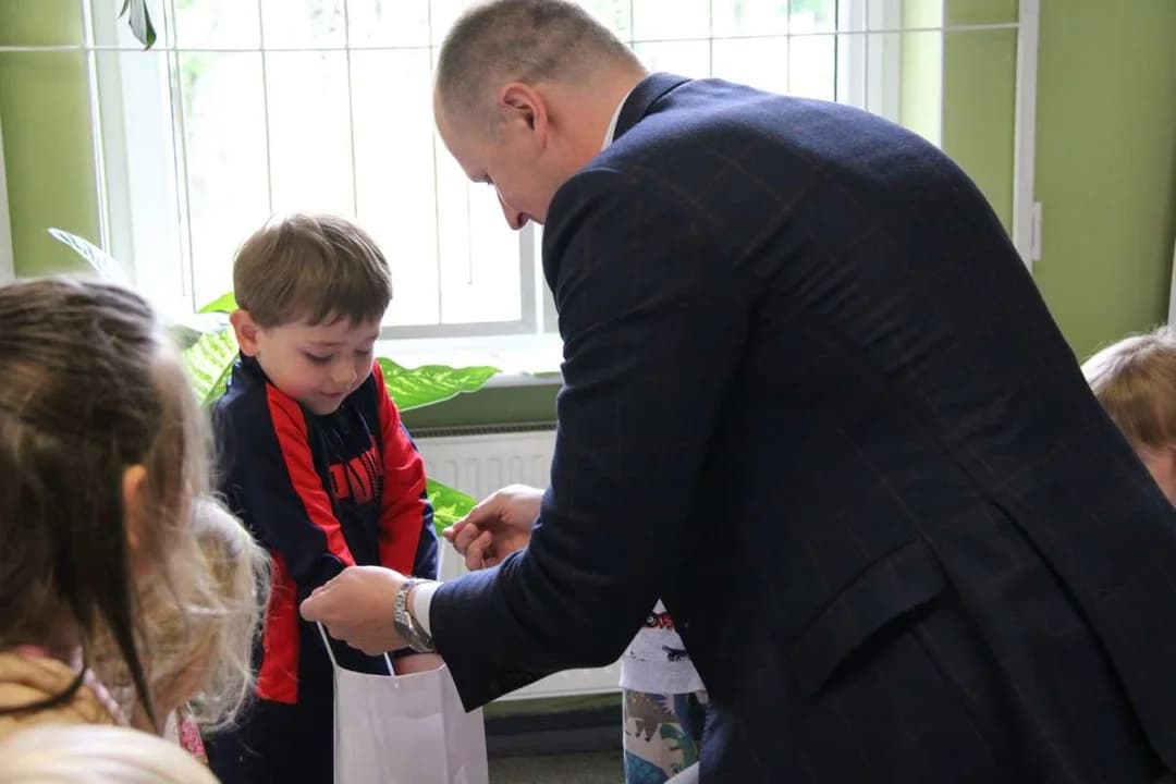 Starosta bawił się z przedszkolakami i czytał im książkę. Na koniec była niespodzianka - zobaczcie ZDJĘCIA — zdjęcie 5 z 19