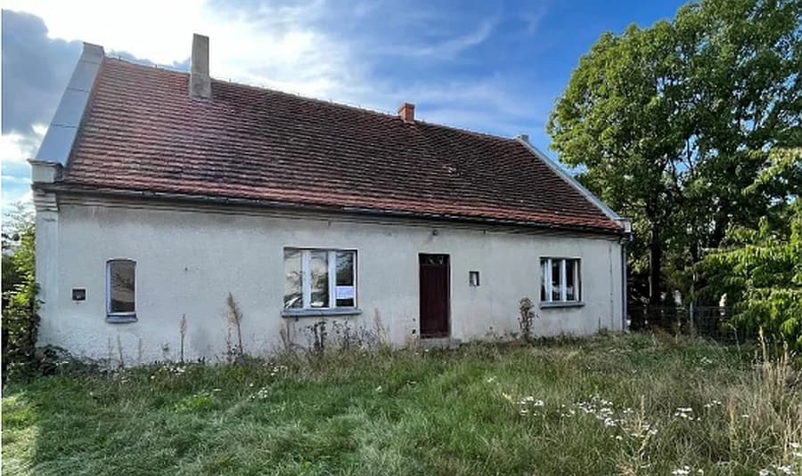 Parterowy dom usytuowany jest przy głównej ulicy — zdjęcie 4 z 28