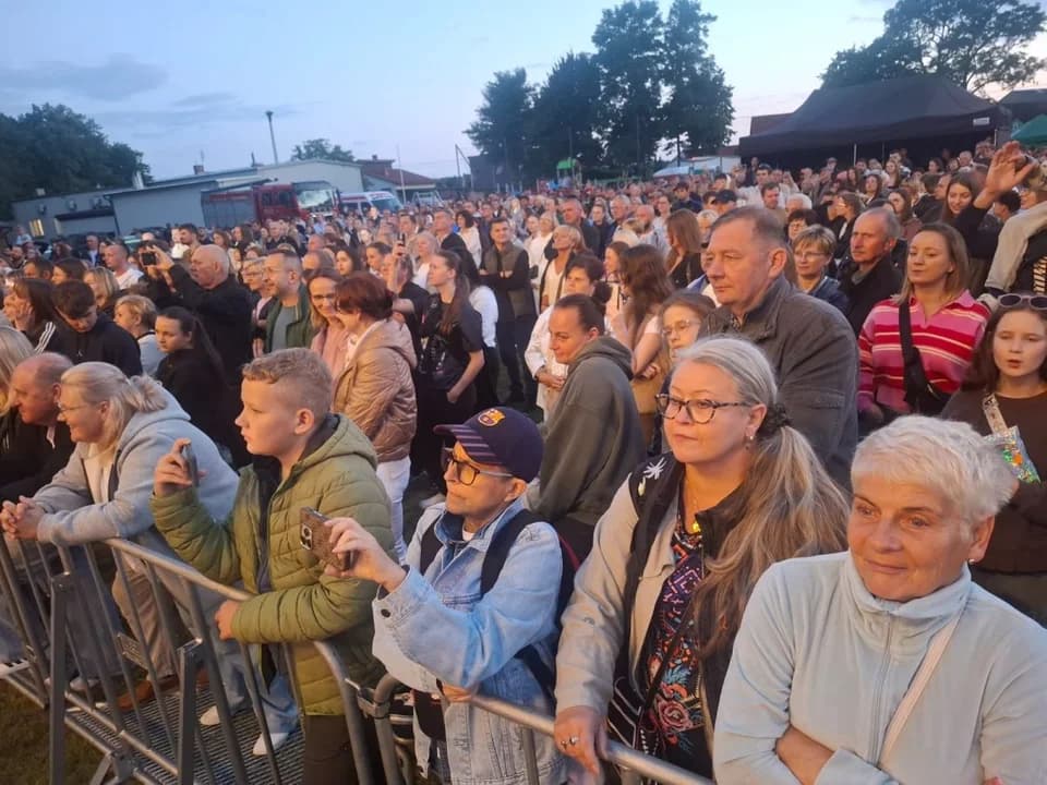 Tłumy na koncercie Sound'n'Grace w Wilkowyi. Klimatyczne, ale i dynamiczne utwory dla dożynkowych gości [ZDJĘCIA] — zdjęcie 3 z 54