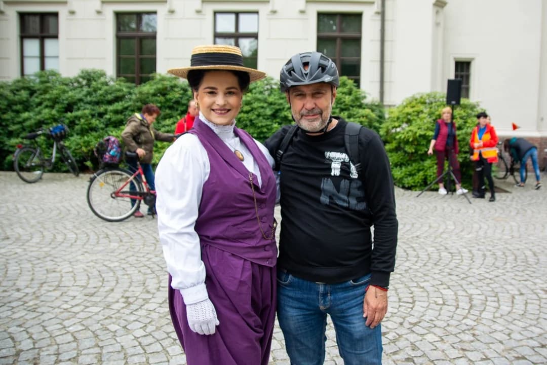 Rajd rowerowy tym roku przebiegał pod hasłem „Koło historii”. Uczestnicy wyruszyli 9 maja o godzinie 10:30 z polany przed Pałacem Radolińskich, mając do pokonania trasę o długości 26 kilometrów.