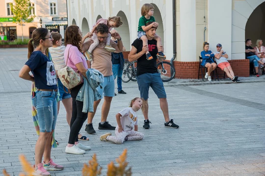 Bajkowo na rynku w Jarocinie. Rozpoczęły się „letnie brzmienia” [ZDJECIA]