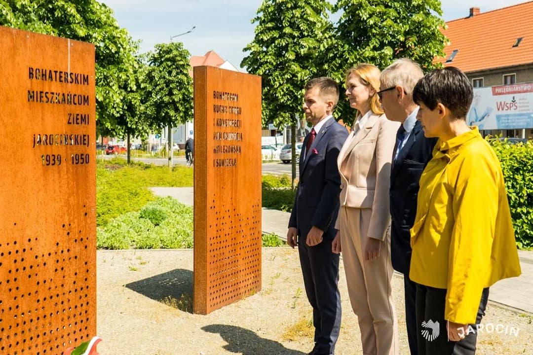 Dzień Zwycięstwa z nową burmistrz Jarocina. Władze gminy i powiatu złożyły kwiaty na Skwerze Pamięci — zdjęcie 5 z 6