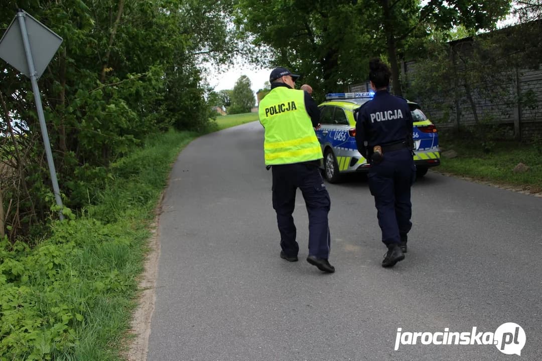 Mężczyzna z ranami na drodze. BMW w rzece. Policyjna akcja — zdjęcie 4 z 13