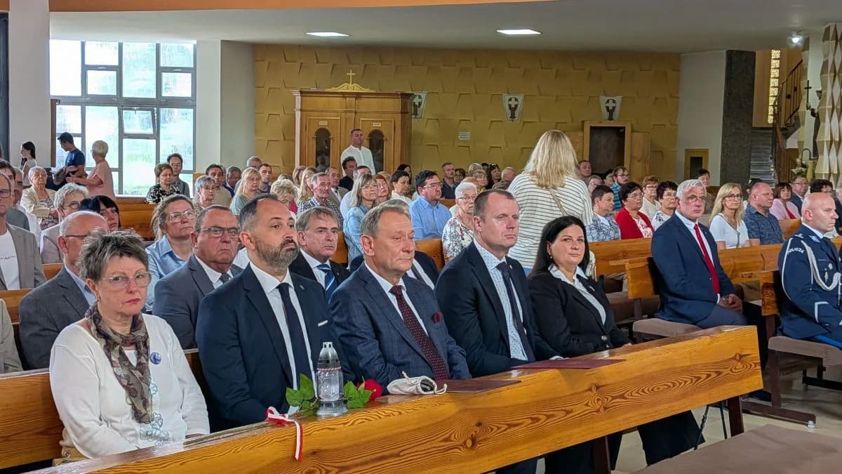Jarocin pamięta o Wołyniu. Nowa tablica u Franciszkanów hołdem dla niemal 100 tys. pomordowanych Polaków [ZDJĘCIA, WIDEO] — zdjęcie 4 z 24