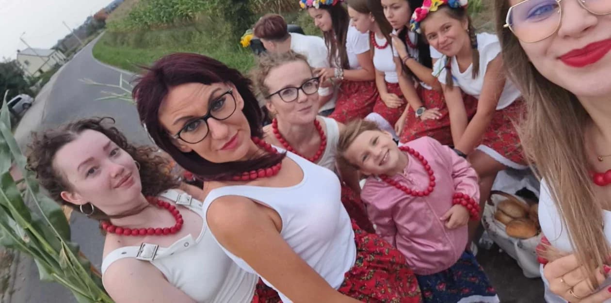 W czasie dożynek w Magnuszewicach zatańczyli też poloneza [ZDJĘCIA] — zdjęcie 3 z 33